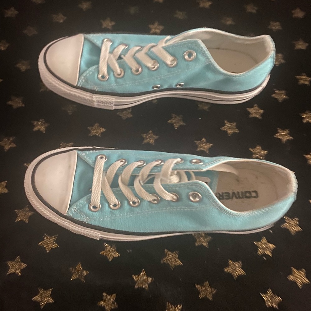 Converse 
Women Size 8
Used but in Great Conditions. 
Color: Light Blue/White